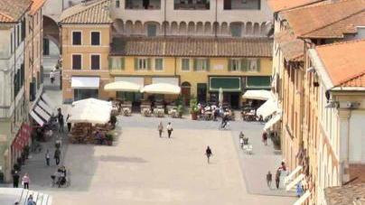Travestita da mimo porta via 500 euro a un turista: arrestata