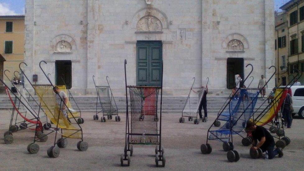 Le statue-passeggino che dividono la città 