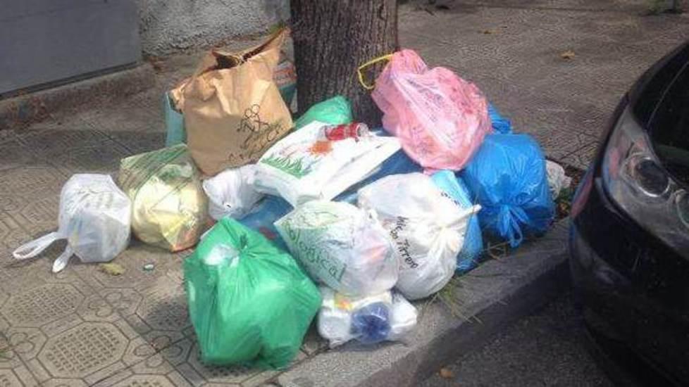 Rifiuti abbandonati per strada