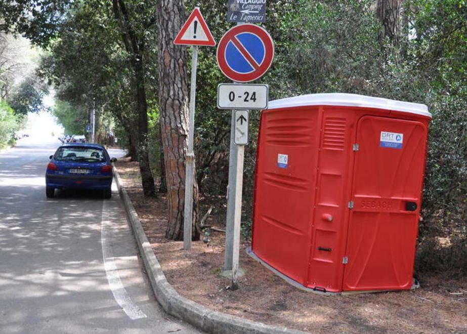 In pineta spuntano i bagni chimici