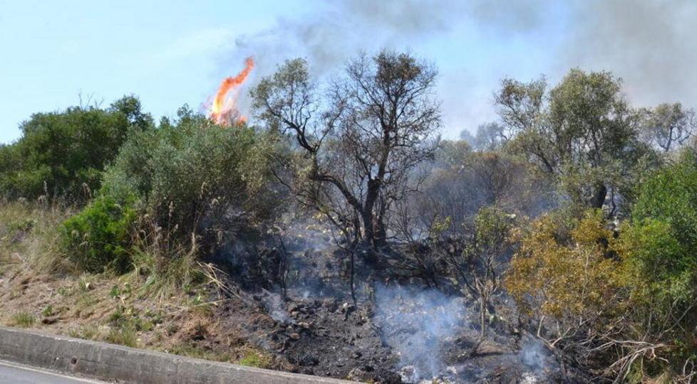 L’ennesimo incendio stavolta minaccia da vicino le abitazioni 