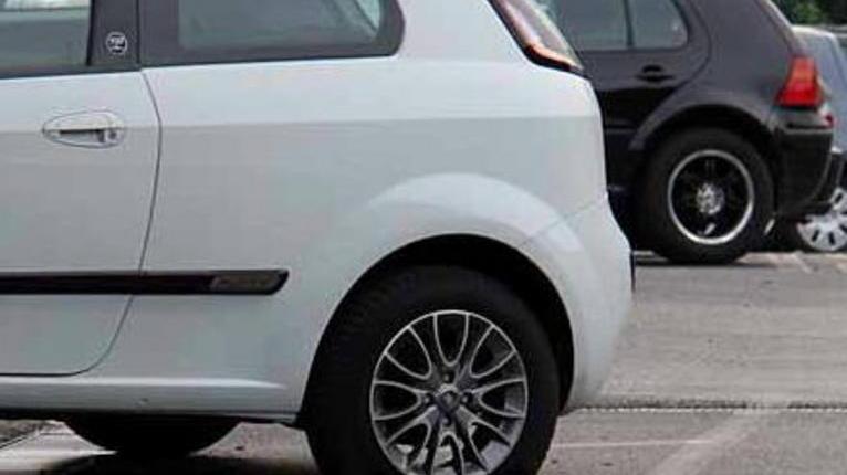 Bucate le gomme ad una trentina d’auto all’ospedale del cuore