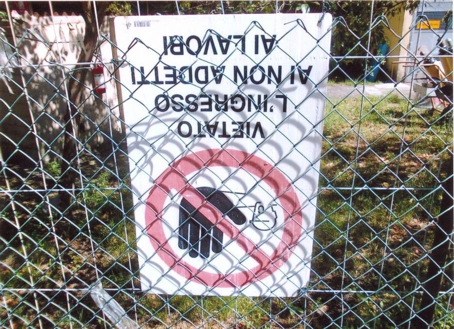 Il cartello montato a testa in giù