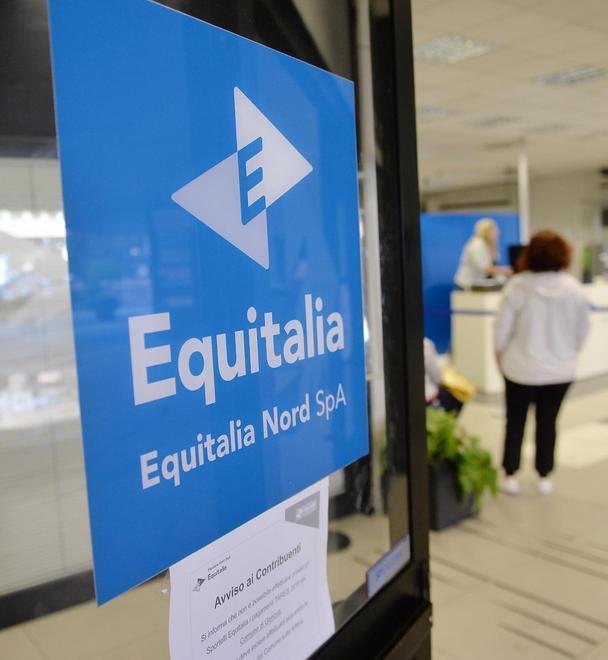 Getta le lettere di Equitalia in un dirupo 