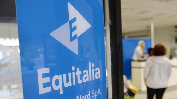 Getta le lettere di Equitalia in un dirupo