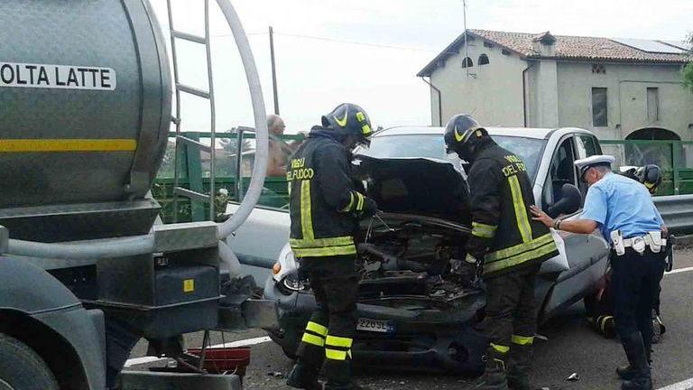 Tampona un camion, muore a 52 anni