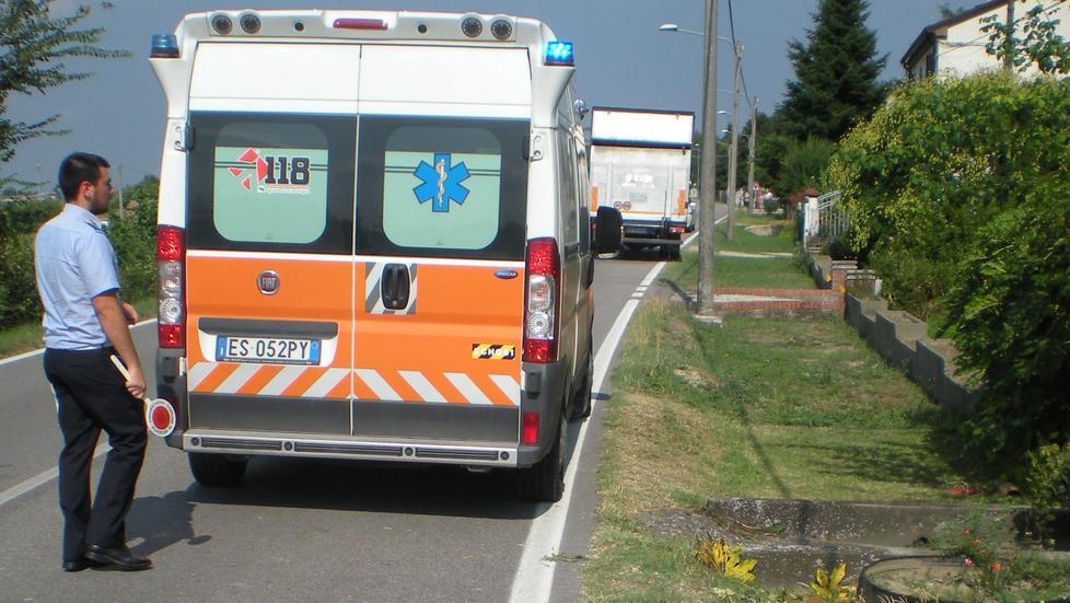 Muore dopo l’impatto con un furgone 