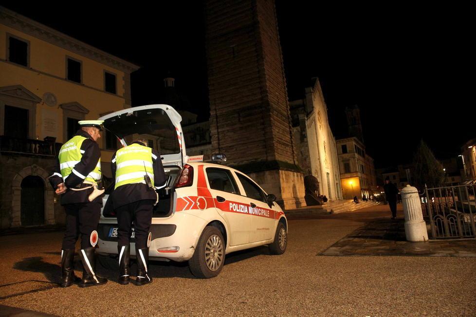Sorpresi a rubare in un'auto, fermati dalla municipale 