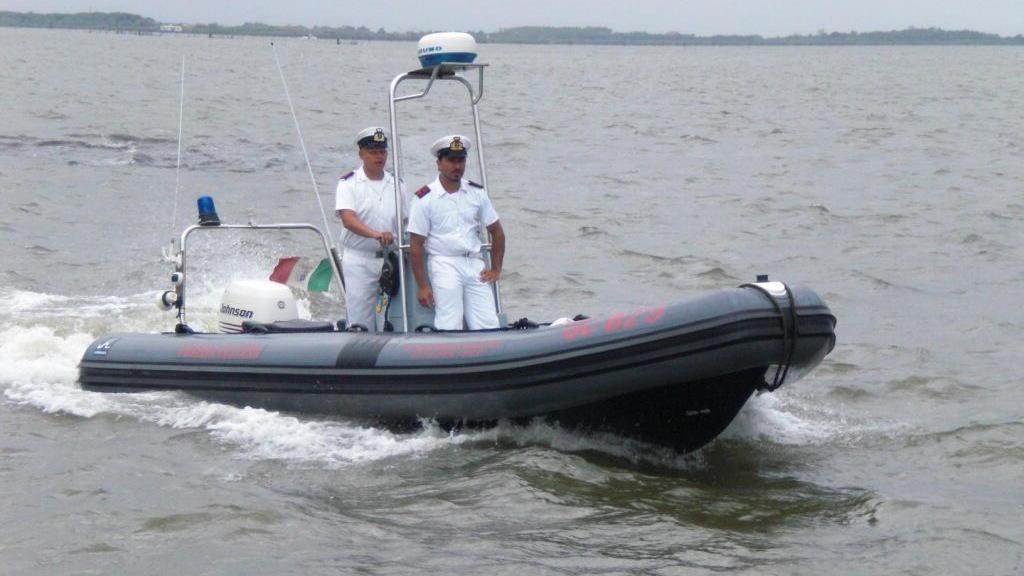 Incendio sulla barca, salvata una famiglia