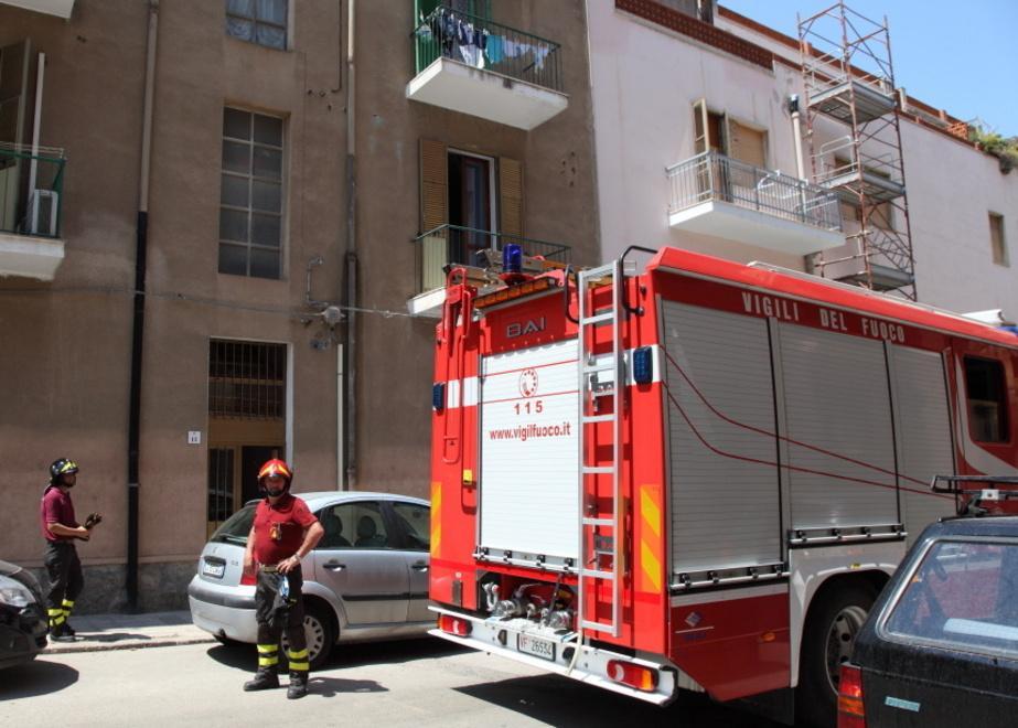 Cade dal primo piano, badante salvata da una tettoia 
