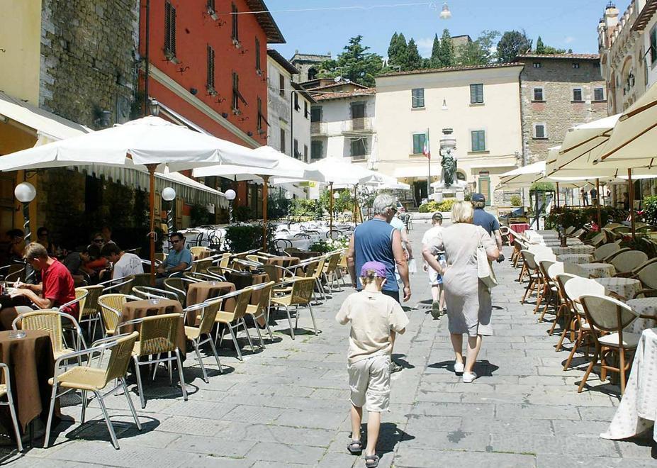 Visitatori mordi e fuggi per Montecatini Alto 