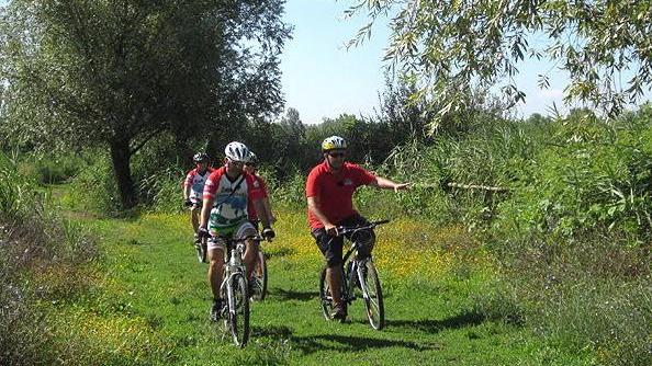 La troupe di “Bicitalia” fa tappa nel Padule