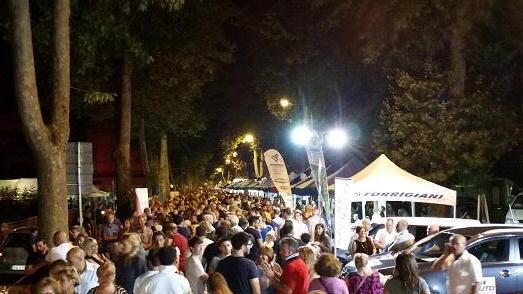 Viale Adua sotto le stelle fa il pieno