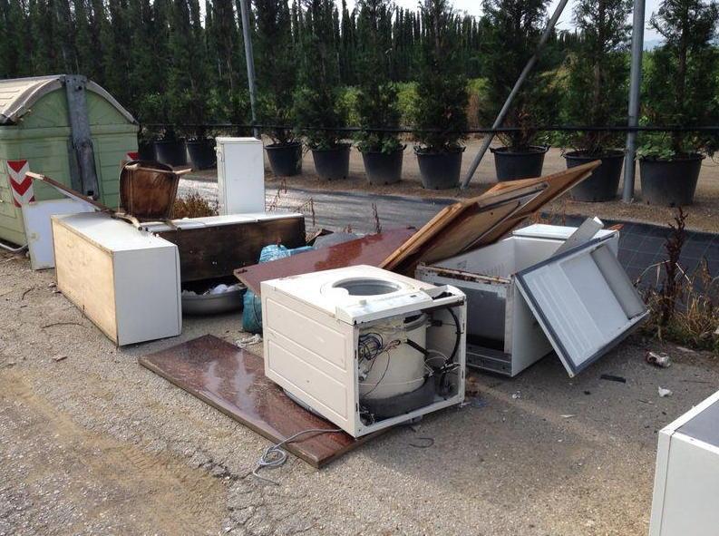 Residenti assediati dalle discariche abusive 