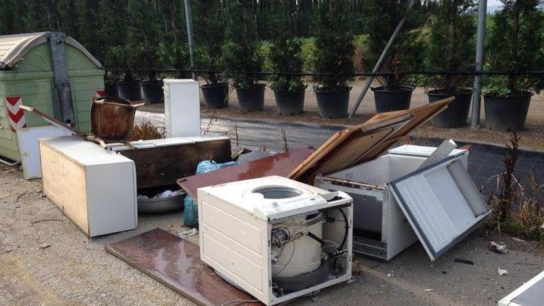 Residenti assediati dalle discariche abusive