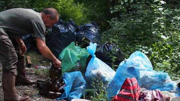 Dal bosco “spuntano” rifiuti a non finire