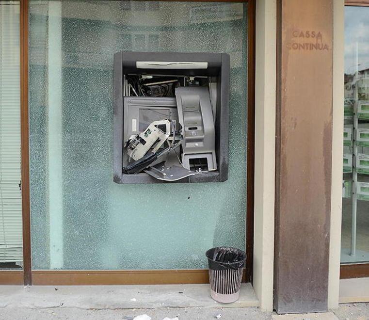 Bancomat fatto saltare con il gas Colpo da 20mila euro alla Carismi 