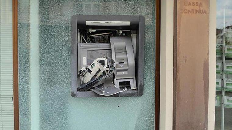 Bancomat fatto saltare con il gas Colpo da 20mila euro alla Carismi