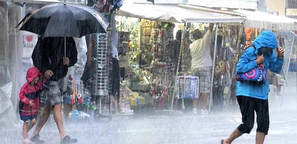 Turisti messi in fuga dall’acquazzone di un’estate pazza 