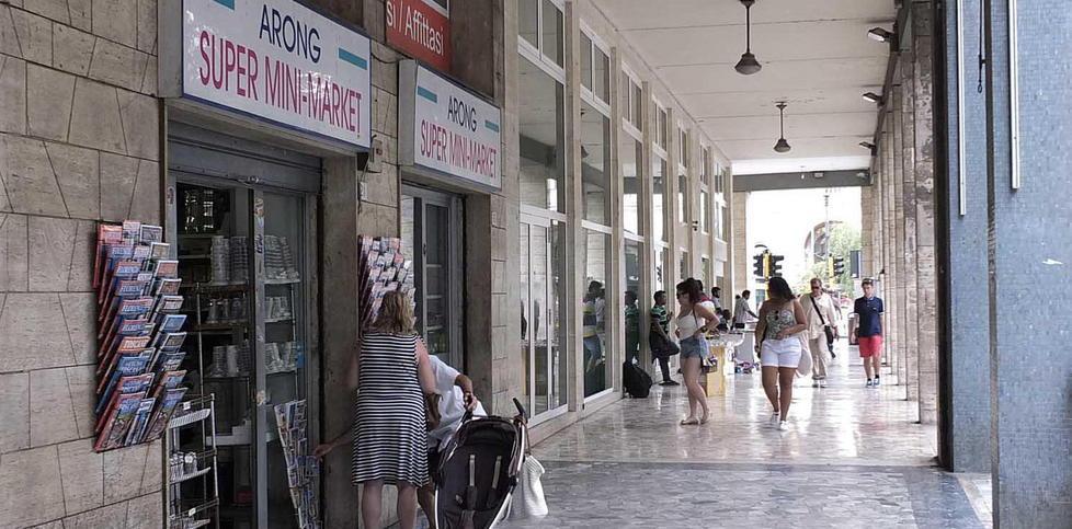 La stazione è zona franca per kebab e minimarket 