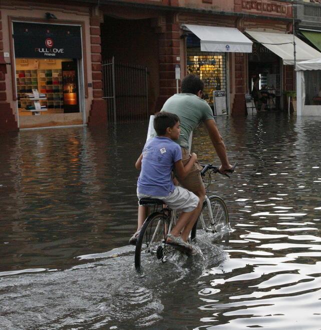 Piove per un’ora e la Versilia si allaga 