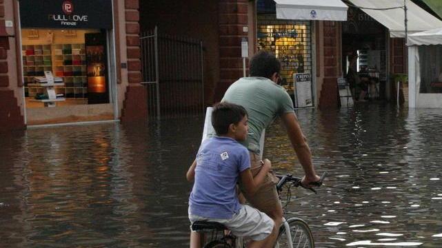 Piove per un’ora e la Versilia si allaga