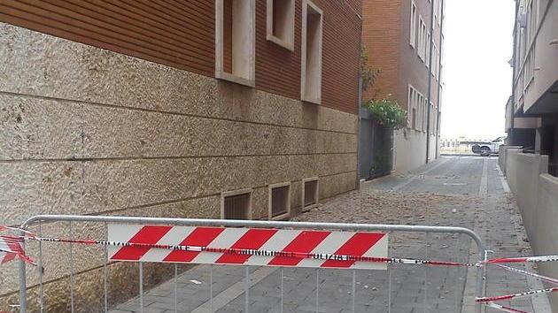 Crollo di mattoncini in strada dal palazzo del centro anziani