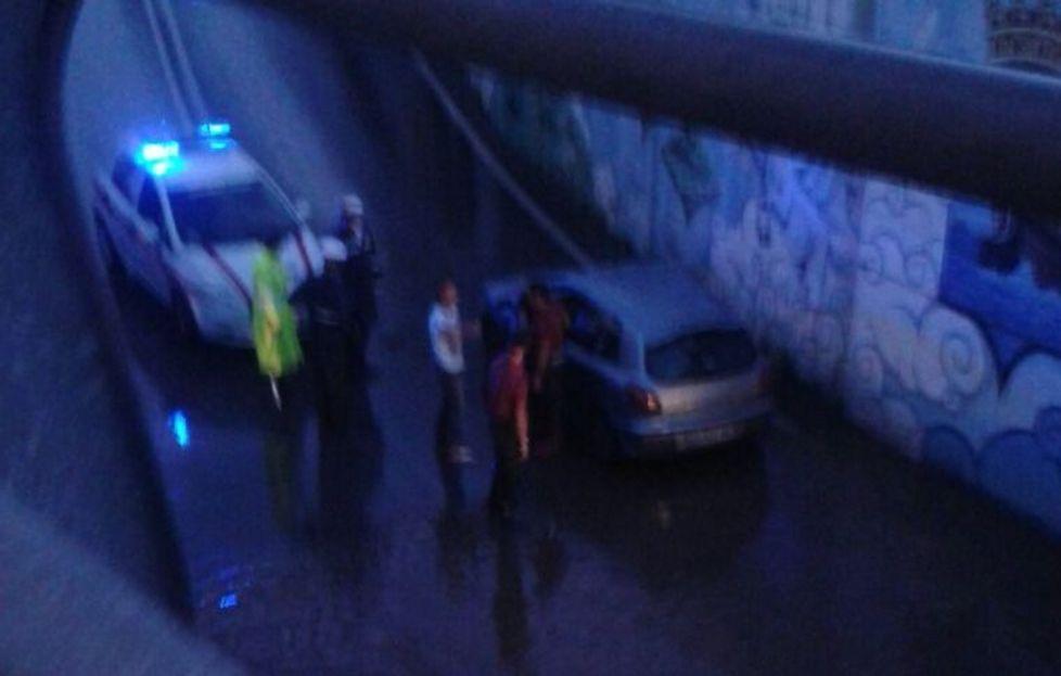 Auto bloccata nel sottopasso