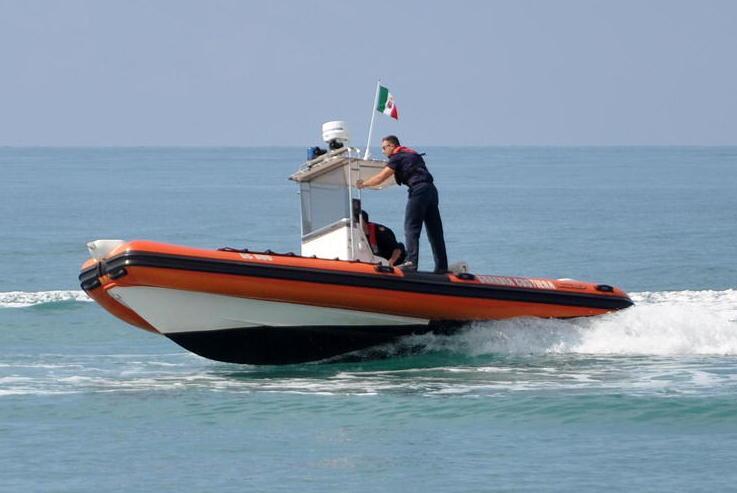 Salvato dalla guardia costiera surfista stremato al largo 