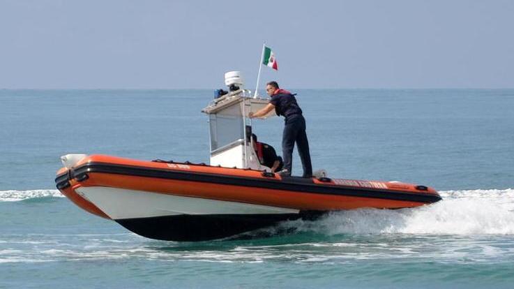 Salvato dalla guardia costiera surfista stremato al largo