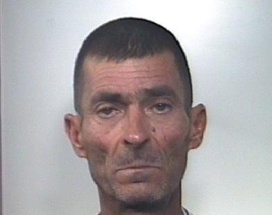 Importuna i turisti e fugge in bici: in cella 