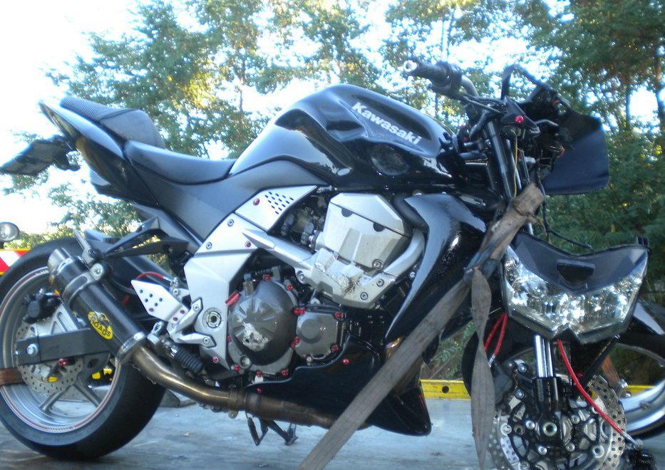 Con la moto dentro una buca, poi lo scontro con un’auto