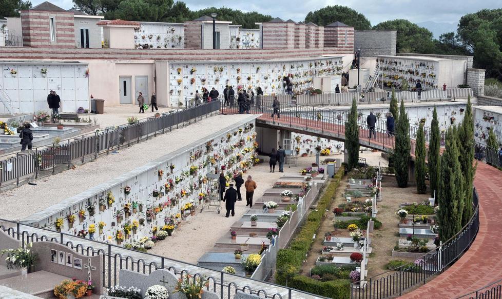Ladri di fiori sempre in azione tra le lapidi del cimitero