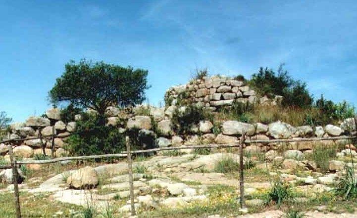 Le antiche asce nuragiche esposte all’Isola delle torri 