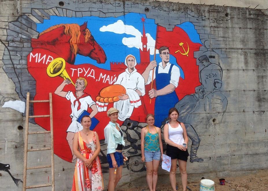 Sui muri di Orgosolo il comunismo visto da 5 ragazze russe 