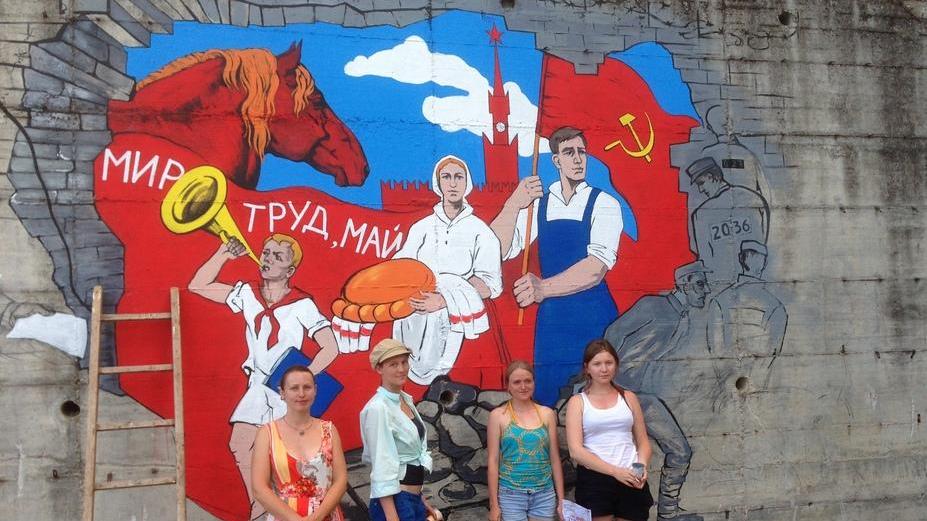 Sui muri di Orgosolo il comunismo visto da 5 ragazze russe 
