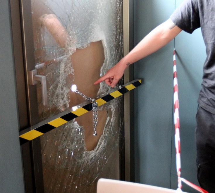 Sfasciano vetrina col tombino e rubano cassa con mille euro