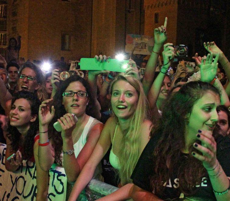 I Bastille “incendiano” la piazza del Castello