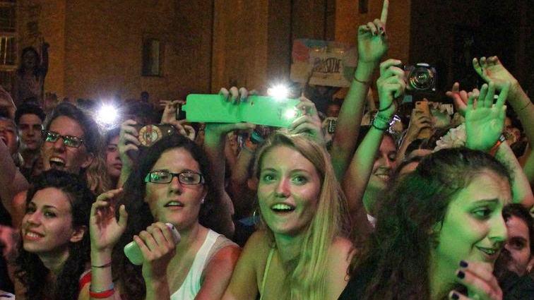 I Bastille “incendiano” la piazza del Castello