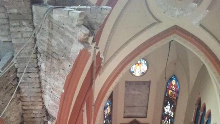 In corso lo sgombero delle macerie dalla chiesa di Santa Maria del Salice