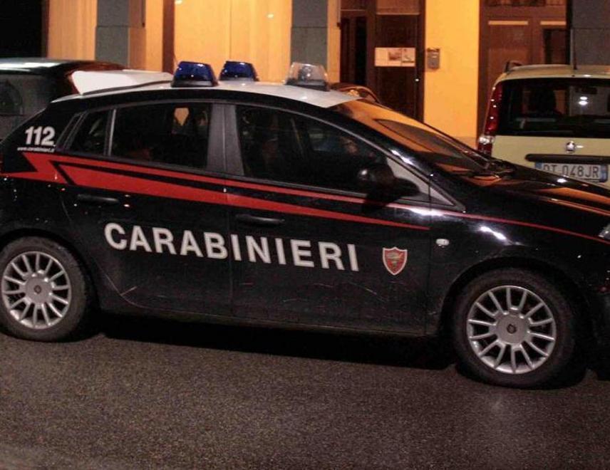 Perde il controllo dal medico e prende a calci i carabinieri