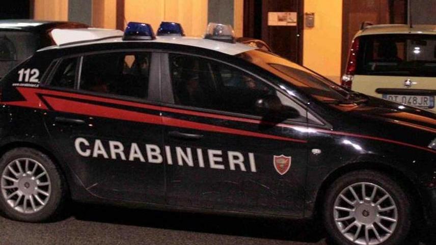 Perde il controllo dal medico e prende a calci i carabinieri