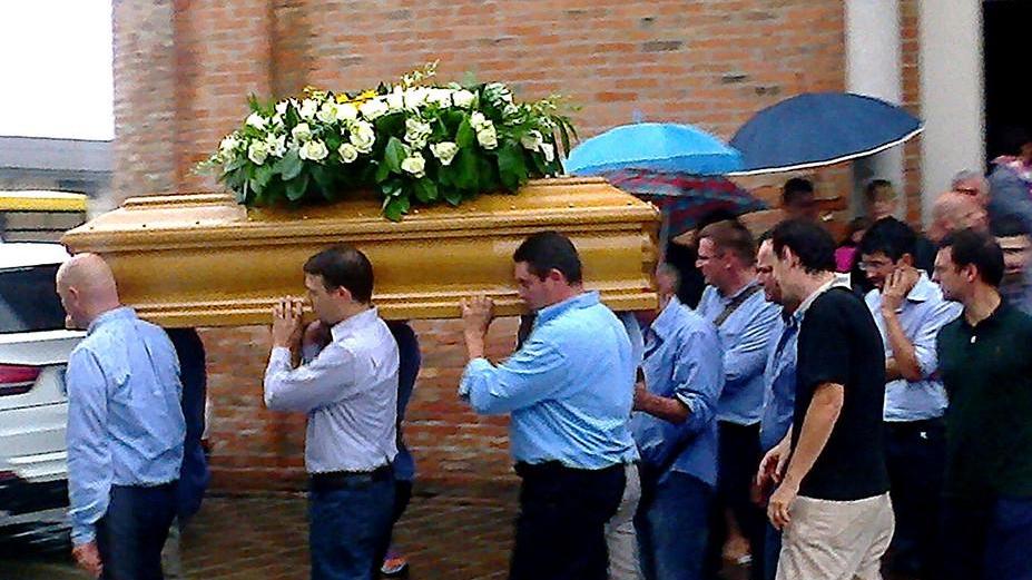 Lo zio missionario celebra i funerali dell’architetto