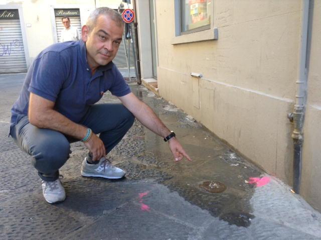 Ennesima perdita d’acqua, questa volta in pieno centro di Prato 