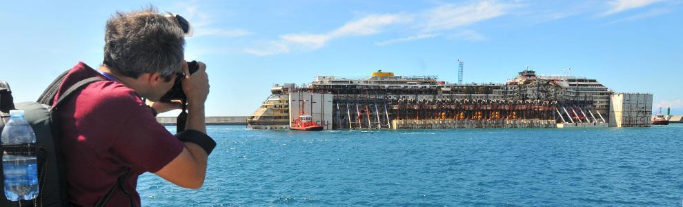 La Concordia: via allo smaltimento. Renzi andrà al Giglio per ringraziare gli abitanti dell'isola. E ora Schettino si auto-elogia 