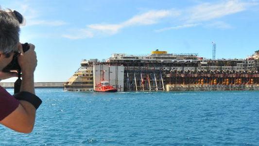 La Concordia: via allo smaltimento. Renzi andrà al Giglio per ringraziare gli abitanti dell'isola. E ora Schettino si auto-elogia