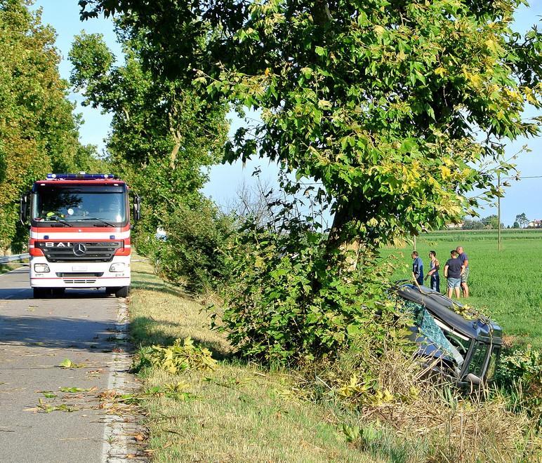 Gravi dopo lo schianto contro un albero