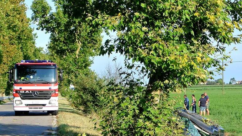 Gravi dopo lo schianto contro un albero