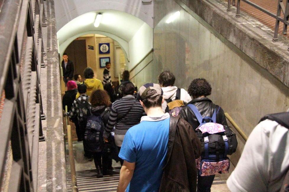 Blocco alla biglietteria della stazione centrale, viaggiatori infuriati 