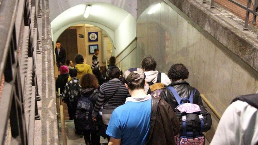 Blocco alla biglietteria della stazione centrale, viaggiatori infuriati